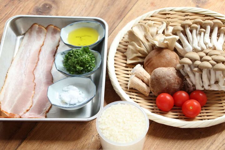 フライパンピラフの材料が木製のテーブルに並べられている俯瞰写真