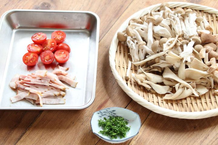 カットされたミニトマト、ベーコン、きのこ、みじん切りパセリが並べられている