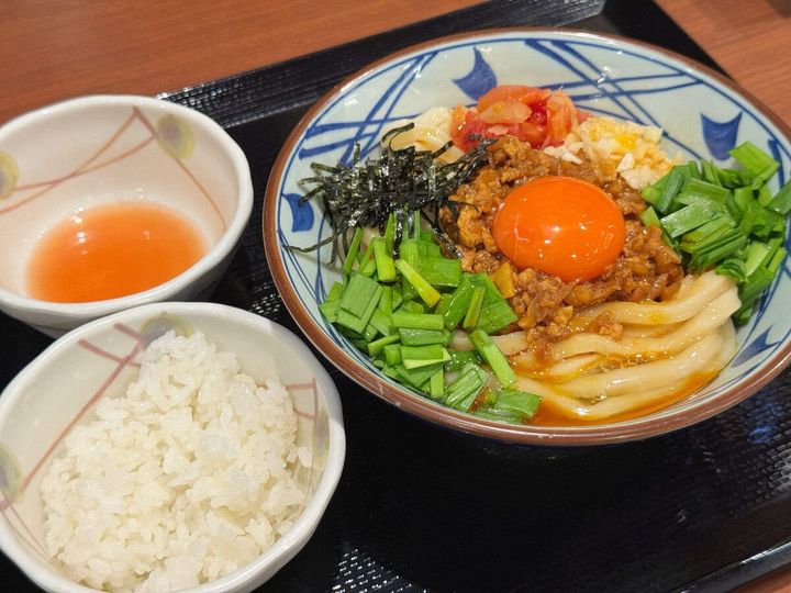丸亀製麺新作“まぜうどん”がヤバい。旨辛ミンチ×生ニンニクの背徳的ハーモニーに病みつき必至！