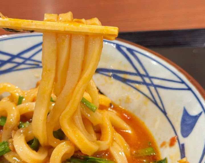 温かい麺に濃厚な特製ミンチと生ニンニクがグイグイと絡みつき