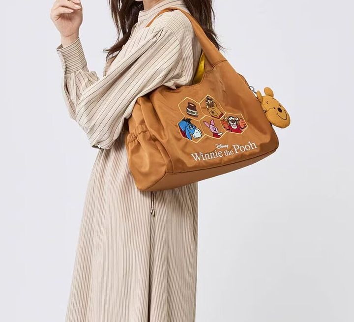 ダイカットポーチ付きバッグ「くまのプーさん／赤シャツフレンズ」 使用イメージ