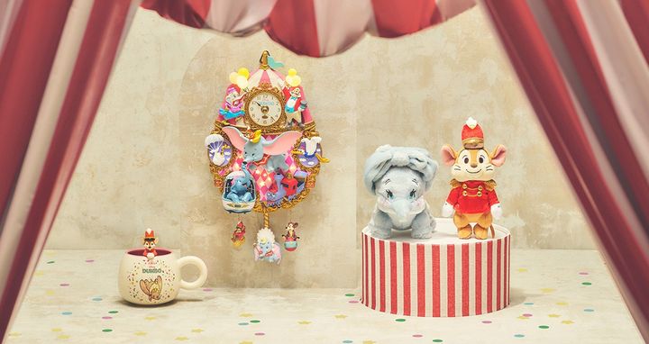 DISNEY DUMBO 85TH ANNIVERSARYのキービジュアルと掛け時計、ぬいぐるみキーチェーン、スプーン付きマグカップ