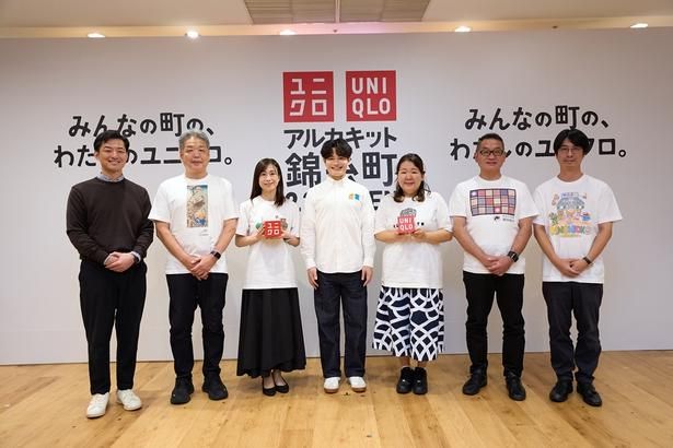 「錦糸町への想い」が溢れるコラボを行った地元企業の方と「ユニクロ アルカキット錦糸町店」中村店長と、てぃ先生
