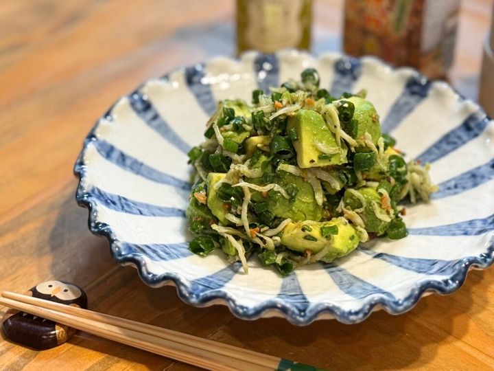 材料を混ぜ合わせたらお皿に盛り付けて完成の簡単アボカドを使ったおつまみ。火を使わずに、手間なしで作れるご飯が進む、お酒のおつまみ