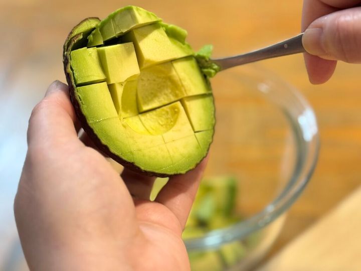 アボカド2菜の目に包丁を入れてスプーンでくりぬけばまな板もいらない