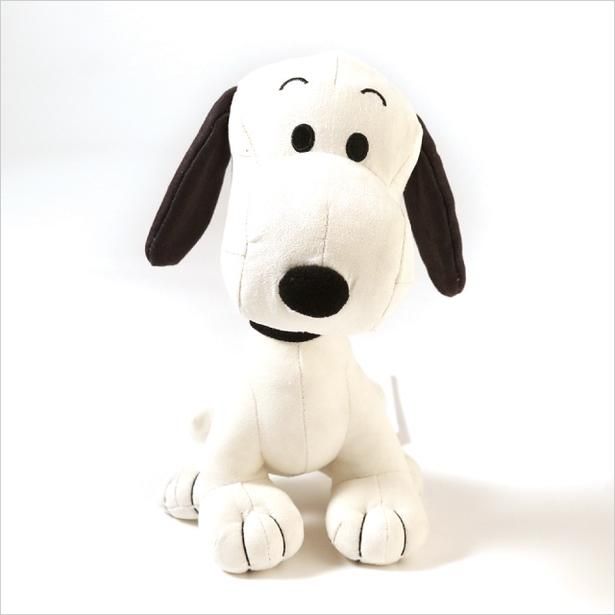 「PEANUTS Cafe ロゴ スヌーピー ぬいぐるみ」(4950円)