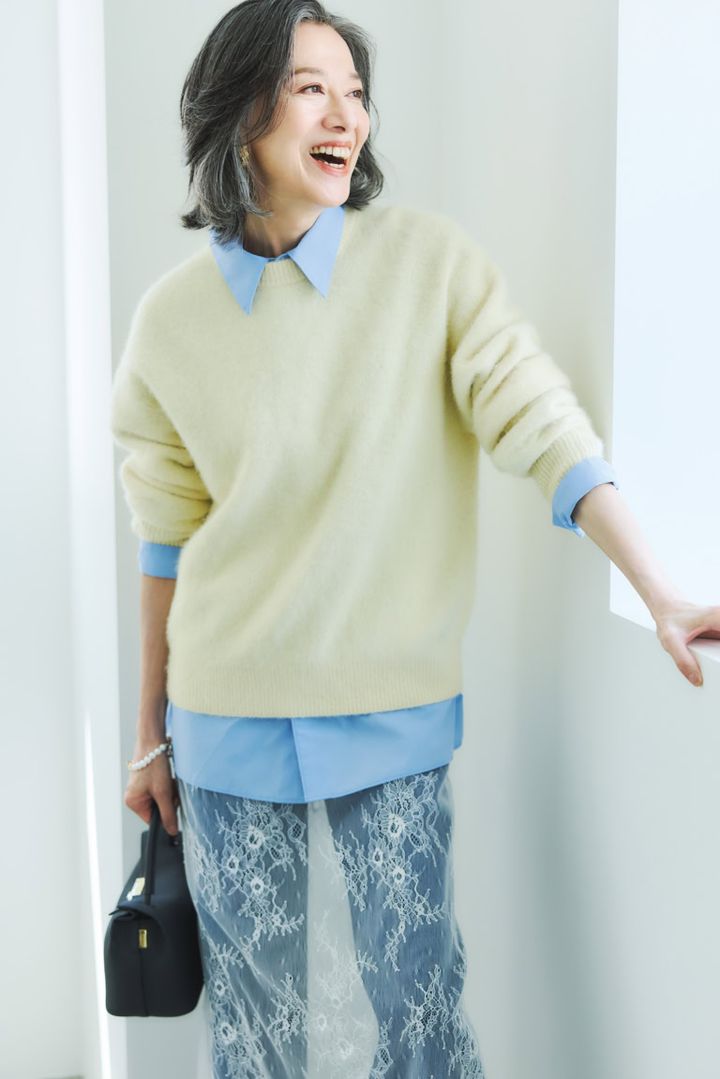 ニット¥29,700／デミルクス ビームス（デミルクス ビームス 新宿）、シャツ（フードつき）¥35,200／ヨンロクサン（UTS PR）、レーススカート¥17,000／クメ、デニムパンツ¥8,990／ギャップ、イヤリング¥19,800、ブレスレット¥15,400／ともにアビステ、バッグ¥48,400／プンティ（エルディスト ショールーム）