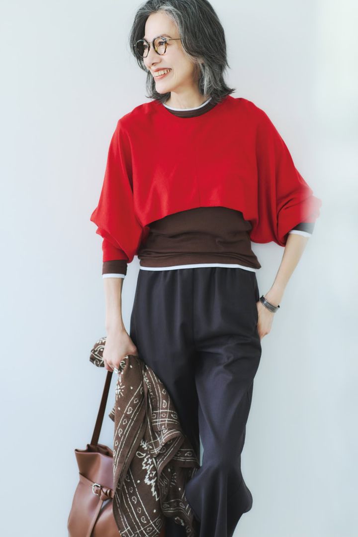ニット¥38,500、カットソー¥14,300／ともにスローン（ザ ショップ スローン 神戸）、パンツ¥43,560／テラ（ティースクエア プレスルーム）、バッグ¥49,500／ロー ソウル、ストール¥18,700／マニプリ、メガネ¥46,200／アイヴァン（アイヴァン 東京ギャラリー）、バングル¥46,200／アダワットトゥアレグ（ザ エディット ストア）、リング¥33,880／バルブス（ズットホリック）