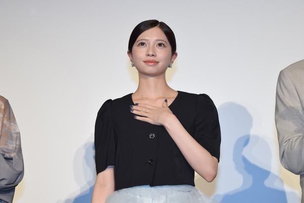 【写真を見る】黒のトップスに白いチュールスカートで登場した潤間さやか役の桜田ひより 撮影：ソムタム田井