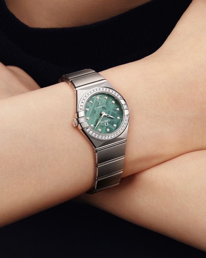 2026/10/Constellation-Meteorite-Green-Diamonds_131.15.25.60.99.001_White-Background_Wristshot_23302_RGB_4x5.jpg