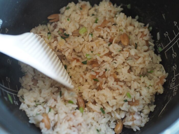 『柿ピー』をご飯と一緒に炊いてみたら…！？まさかのモチモチ食感「柿ピー炊き込みご飯」がクセになる♪