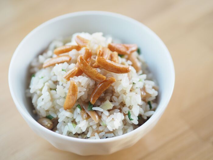 『柿ピー』をご飯と一緒に炊いてみたら…！？まさかのモチモチ食感「柿ピー炊き込みご飯」がクセになる♪