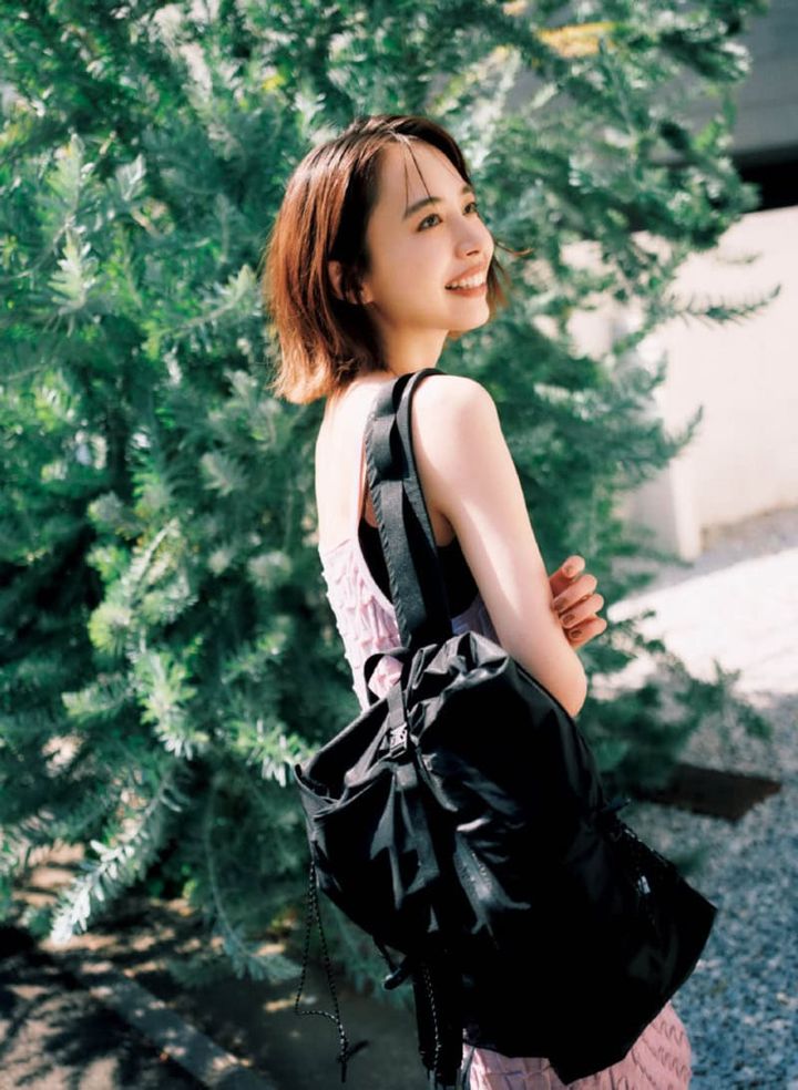 リュック¥22,000（トゥデイフル／ライフズ 代官山店） ワンピース¥47,300（オープン セサミ クラブ） タンクトップ¥7,700（ナイスナイスモーメント／MIC）