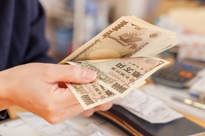 お金を数える人