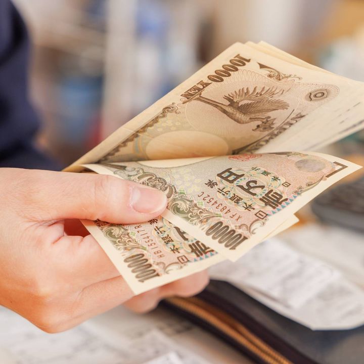 お金を数える人