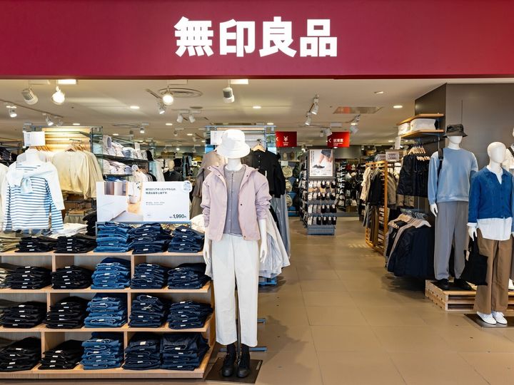 無印良品の「MUJI Labo」から、ベジタブルタンニンレザーを使用したショルダーバッグが登場しました。手が届きやすい価格帯と、ランドセルを思わせる可愛らしいフォルムがSNSで話題になっており、その魅力を紹介します。