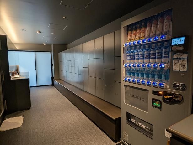 麦茶、エビアン、ポカリスエット、イオンウォーターが並ぶ自販機
