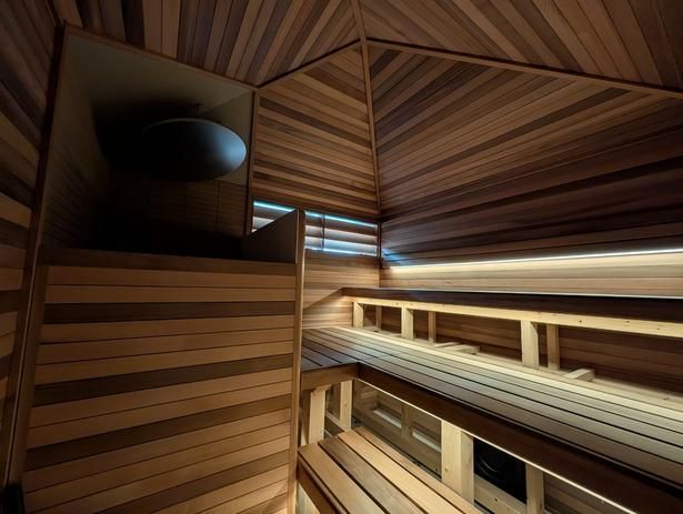 レッドシダーという木材を使用した縞模様が特徴的な「SOUND」