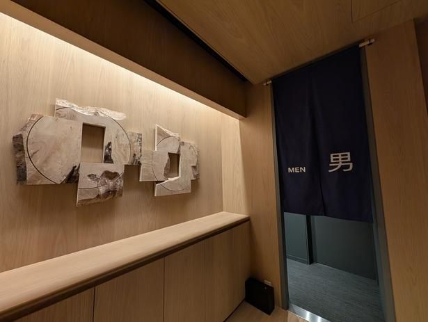 1階、2階ともにモダンなアートが出迎える