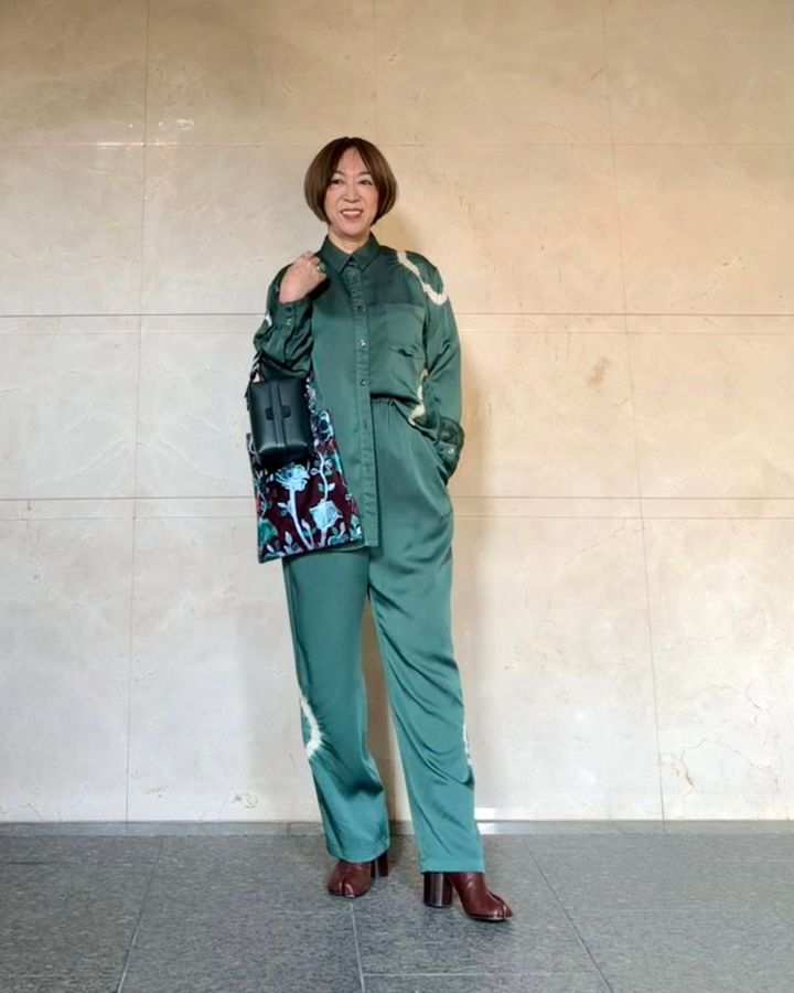 シャツ&パンツ：６（ROKU）、ブーツ：Maison Margiela、バッグ：Valextra