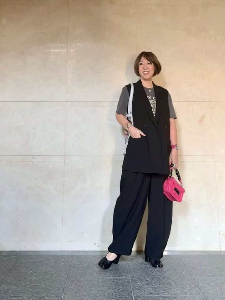 Tシャツ：MIXTA、ジレ&パンツ：JOURNAL STANDARD、バッグ：PIERRE HARDY パンプス：Maison Margiela