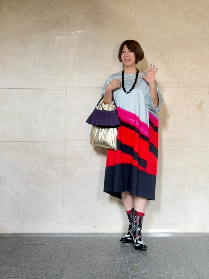 ワンピース：Dries Van Noten、バッグ：LACOSTE、サブバッグ：CHIPS ブーツ：BURBERRY
