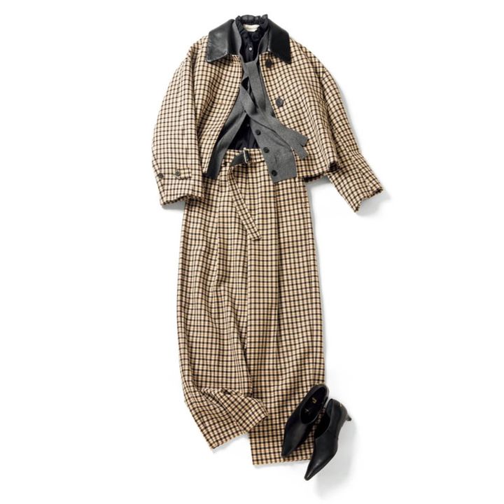ブルゾン14万3000円、フリルブラウス※11月展開予定 3万9600円、ニットベスト4万9500円、パンツ7万7000円（すべてデパリエ／デパリエ ニュウマン新宿店） ブーティ3万6300円（ヘンリ エン ヴァーゴ）