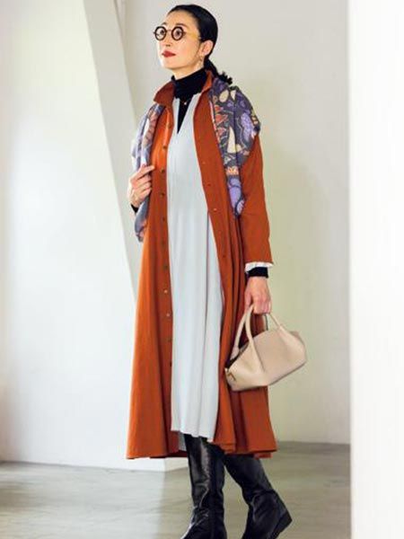 【コーデ2】重くなりがちな秋冬服は「明るい色」を挟んで軽やかに