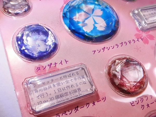 カラッツが「本格派宝石図鑑立体シール」の新作を発売！テーマは「さくらインカット」