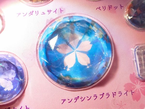 カラッツが「本格派宝石図鑑立体シール」の新作を発売！テーマは「さくらインカット」