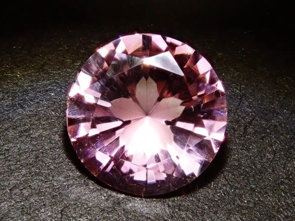 カラッツが「本格派宝石図鑑立体シール」の新作を発売！テーマは「さくらインカット」