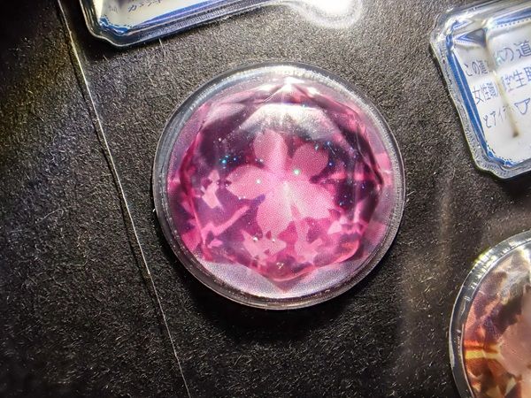 カラッツが「本格派宝石図鑑立体シール」の新作を発売！テーマは「さくらインカット」