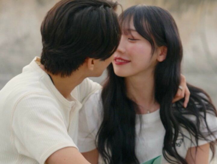 イケメン俳優と堂々キス「大好き」