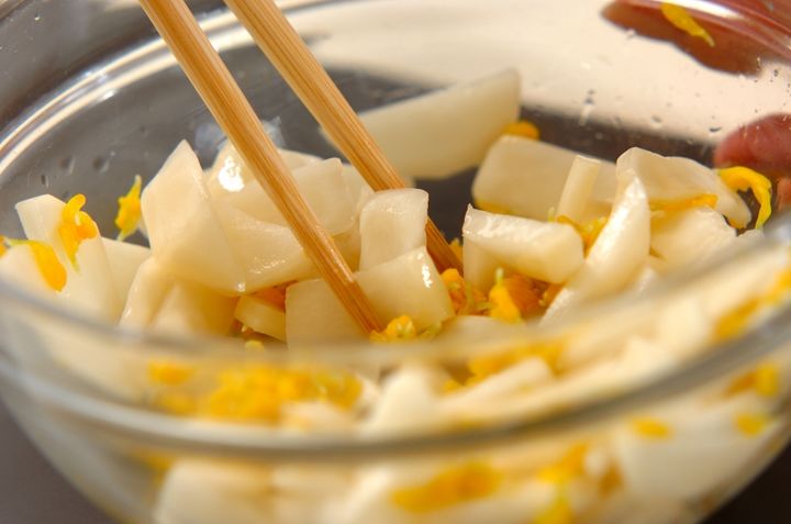 菊花とカブの甘酢和えの作り方3