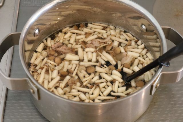 豚肉とぶなしめじを鍋で煮る