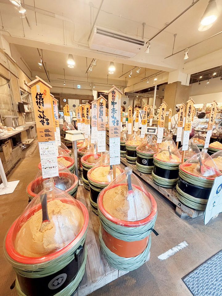 岡崎紗枝さんがお気に入りの味噌を求めて訪れた樽が並ぶ味噌専門店