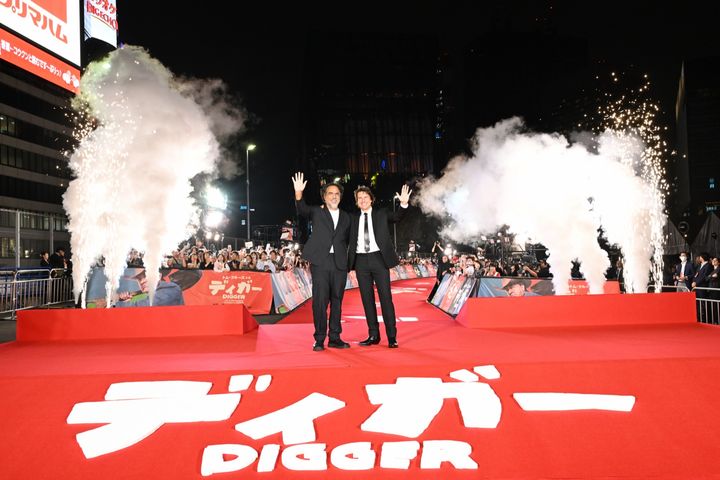 首都高KK線のレッドカーペットで手を振るトム・クルーズとアレハンドロ・G・イニャリトゥ監督