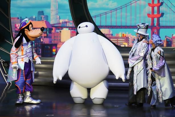 ベイマックスもステージショー初登場のキャラクター。愛嬌たっぷりの姿で癒やしを与えてくれる