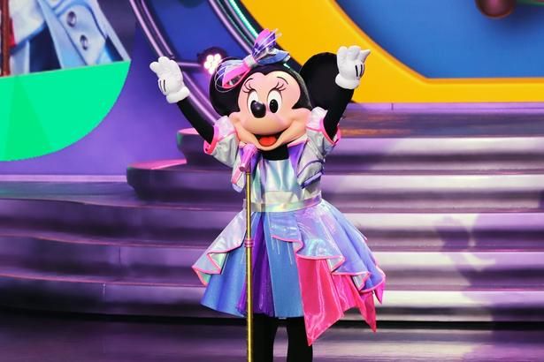 キュートな歌声とパフォーマンスで会場を盛り上げるミニーマウス