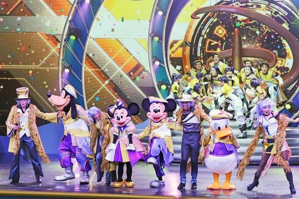 ショーの最後、ステージ中央に集合するミッキー&フレンズ4人と「The D-Groovationz4」のメンバー