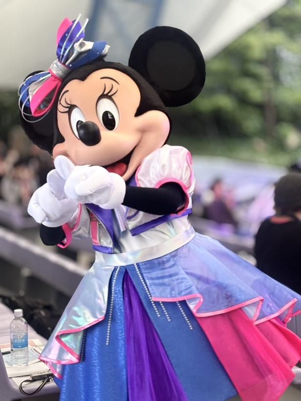 プレス向けプレビュー公演では、最後列までミニーマウスが来てキュートな姿を見せてくれた