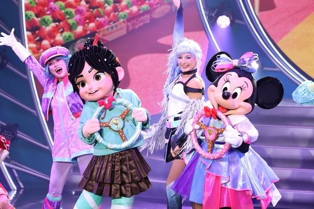 ハンドルを持ちながらキュートに踊るヴァネロペとミニーマウス