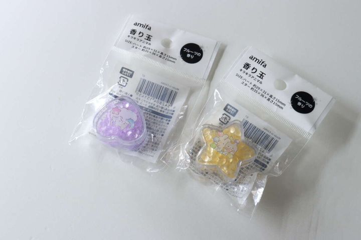 紫色のハート型と黄色の星型の「香り玉 キラキラアニマル」のパッケージが2つ並んでいる。