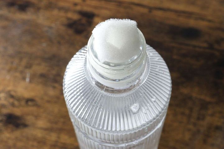 ペットボトルの飲み口に水耕栽培スポンジが収まっている