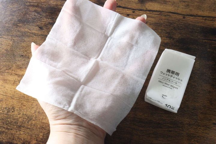 広げたノンアルコールウェットティッシュと個包装の製品