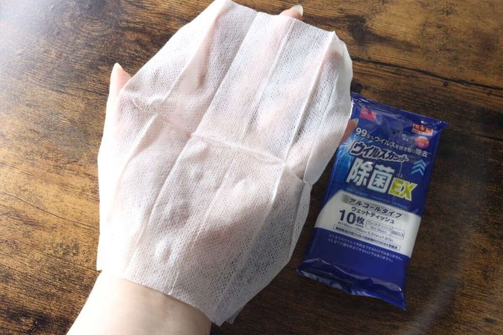 広げた除菌ウェットティッシュと個包装の製品が並べられている