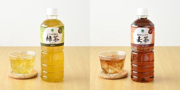 緑茶と麦茶のペットボトルと、それぞれグラスに注がれたお茶