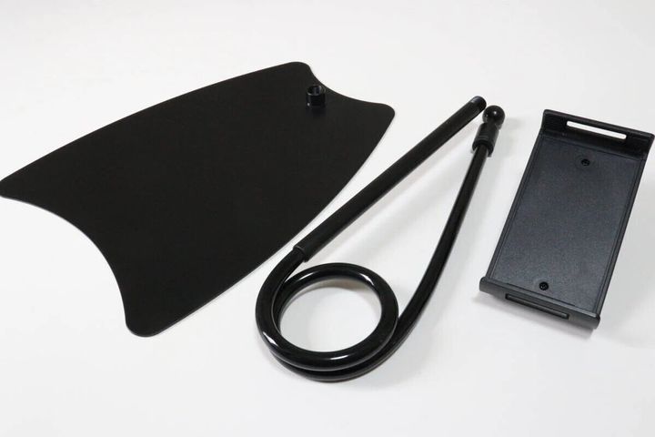 スチール製タブレットスタンドの分解された部品が白い背景に置かれている