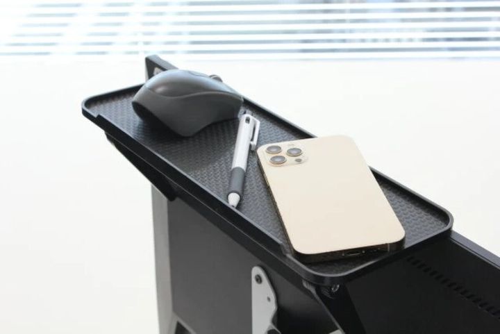 パソコンモニターの上に設置されたラックにスマホとペンとマウスが置かれている