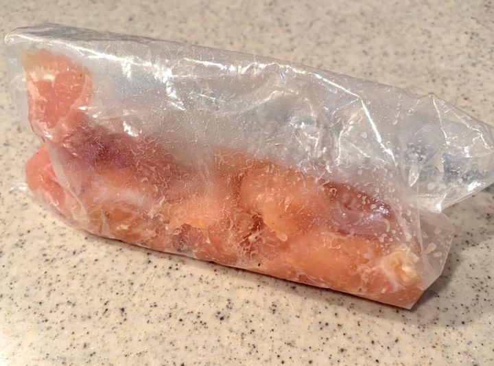 下味をもみ込んだ鶏ささみ